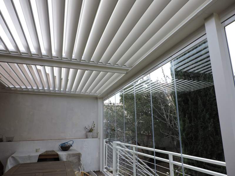 Rideau de verre sur pergola bioclimatique Solisystème par Cauchi Design à la Ciotat 13600